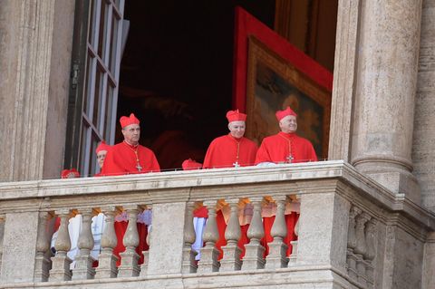 Kardinäle verfolgen nach dem Konklave den ersten Auftritt des neuen Papstes