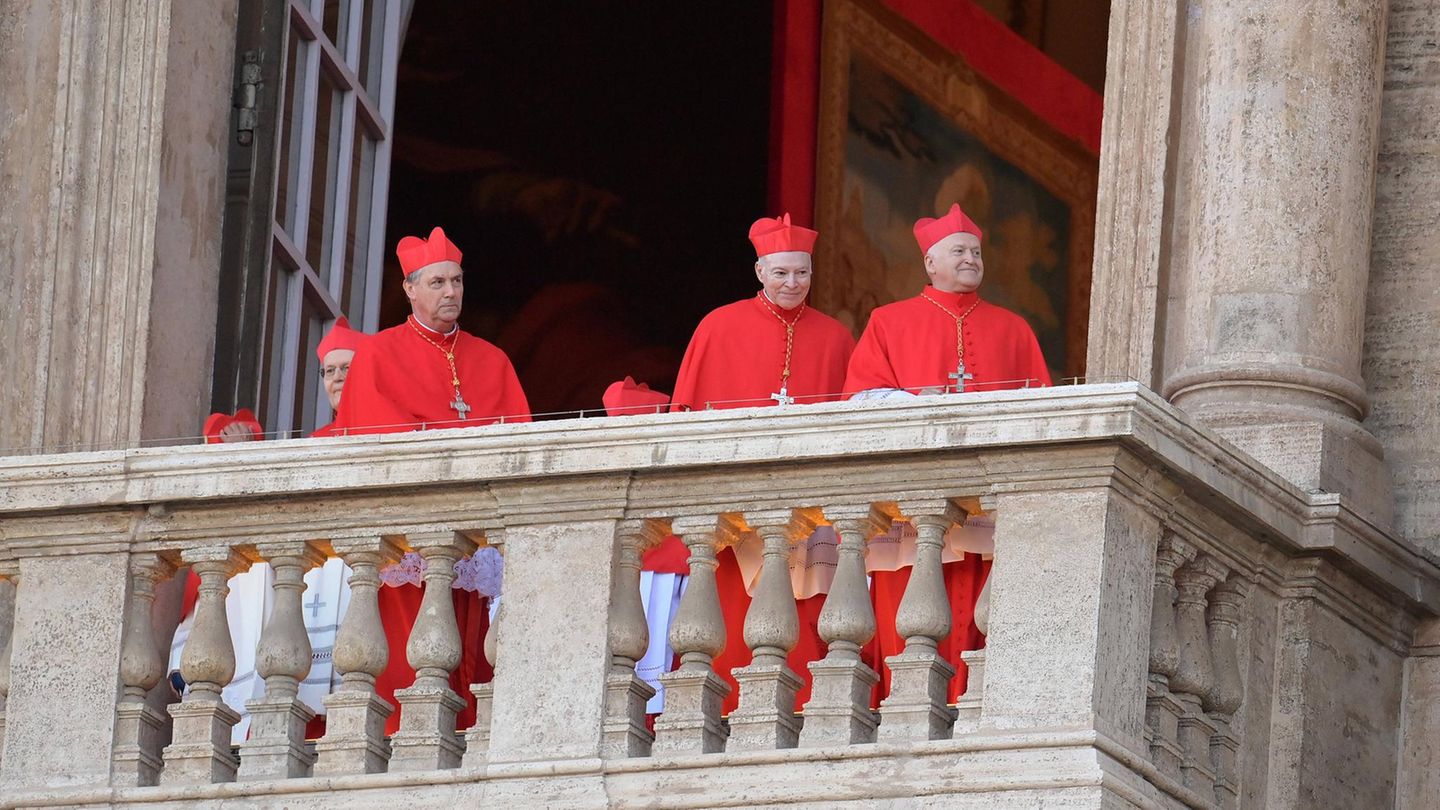 Kardinäle verfolgen nach dem Konklave den ersten Auftritt des neuen Papstes