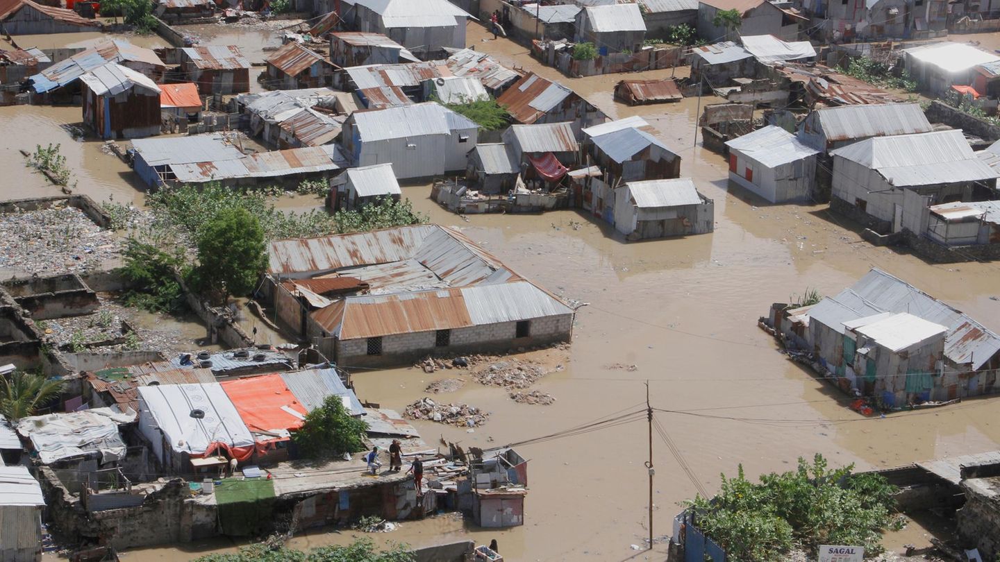 10. Mai: Unter Wasser Zahlreiche Häuser sind nach einem schweren Regenguss von Hochwasser umgeben