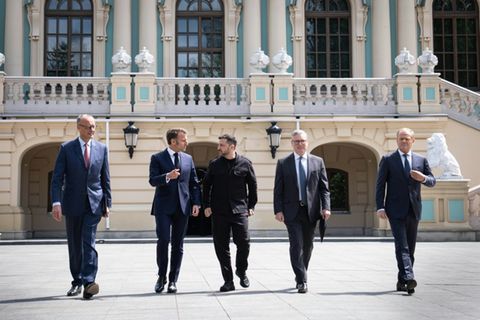 Merz (li.) beim Besuch in Kiew