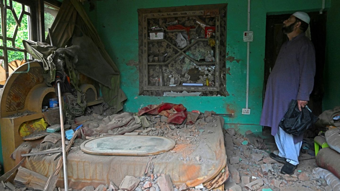 Zerstörung nach Angriff in der Region Kaschmir