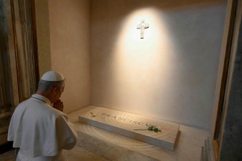 Papst Leo XIV. am Grab von Papst Franziskus