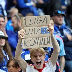 Ein HSV-Fan hält vor dem Spiel ein Schild mit der Aufschrift "1. Liga wir kommen". F