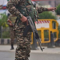 Waffenruhe zwischen Indien und Pakistan: Ein Soldat gestikuliert