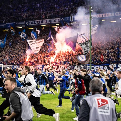 Fans des HSV stürmen nach dem Aufstieg auf den Platz im Volksparkstadion