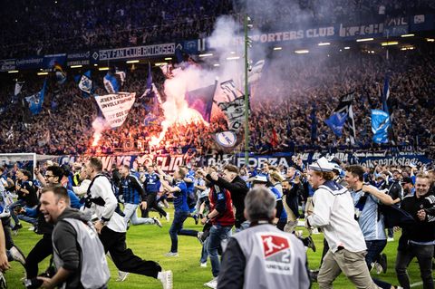 Fans des HSV stürmen nach dem Aufstieg auf den Platz im Volksparkstadion