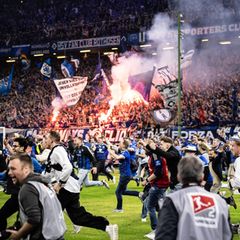 Fans des HSV stürmen nach dem Aufstieg auf den Platz im Volksparkstadion