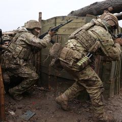 Soldaten im Gefecht in der Ukraine