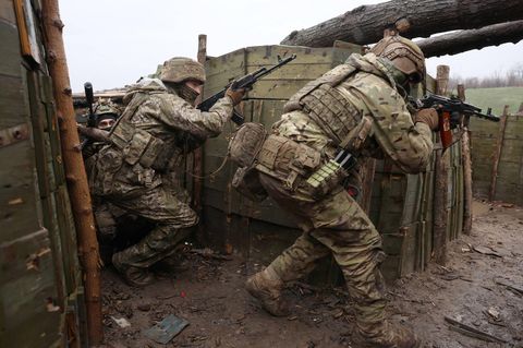 Soldaten im Gefecht in der Ukraine
