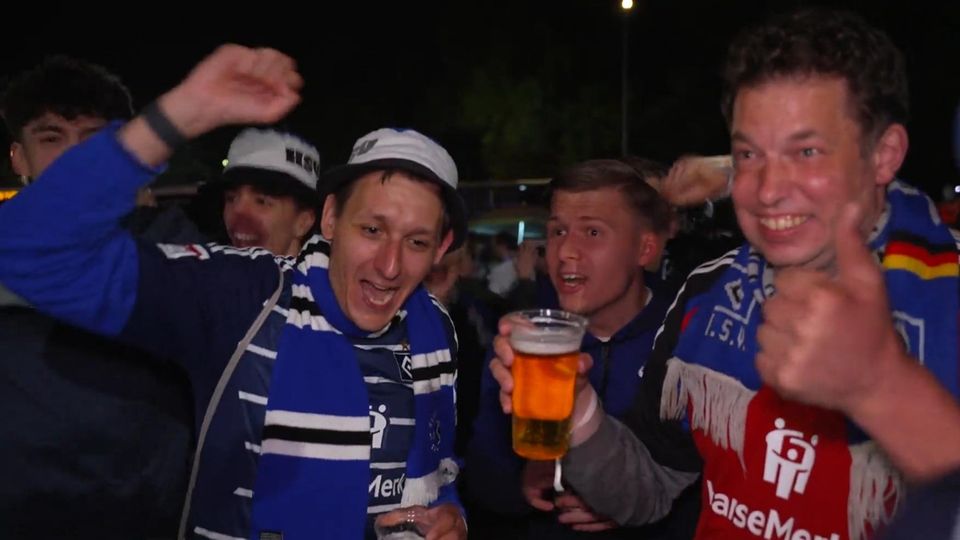 So feiern Hamburger Fans den Aufstieg des HSV So feiern Hamburger Fans den Aufstieg des HSV