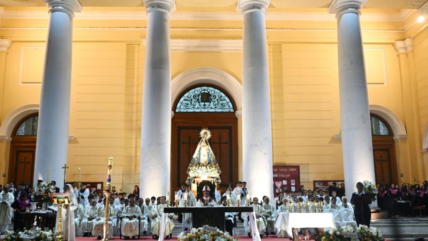 Messe vor Tausenden Gläubigen im peruanischen Chiclayo