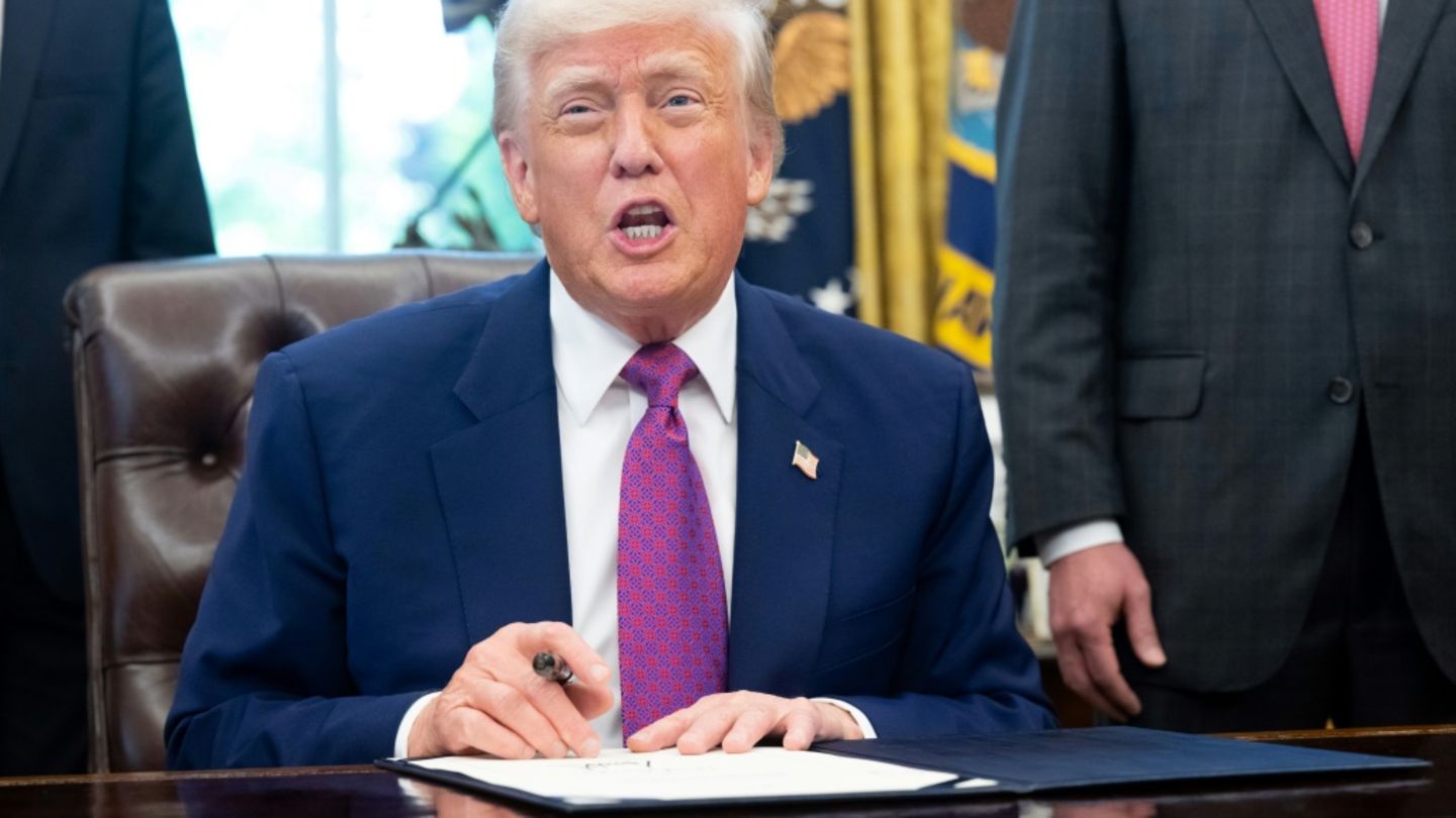 Trump bei der Unterzeichnung eines Dekrets im Weißen Haus