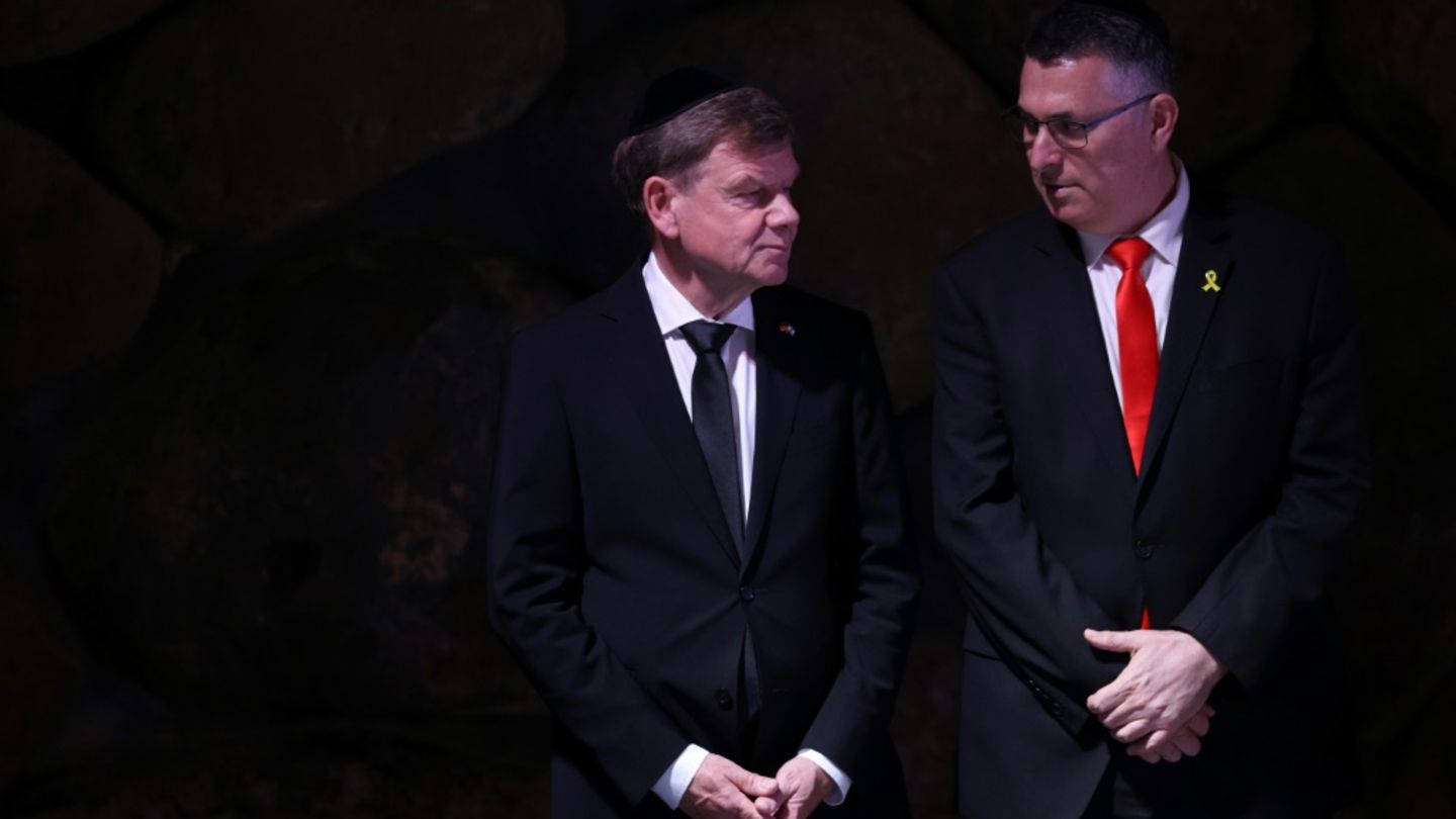 Wadephul (l.) und Saar in der Gedenkstätte Yad Vashem