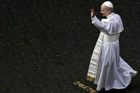 Le pape Léon XIV se rend au Vatican avant la prière "Regina Caeli", le 11 mai 2025