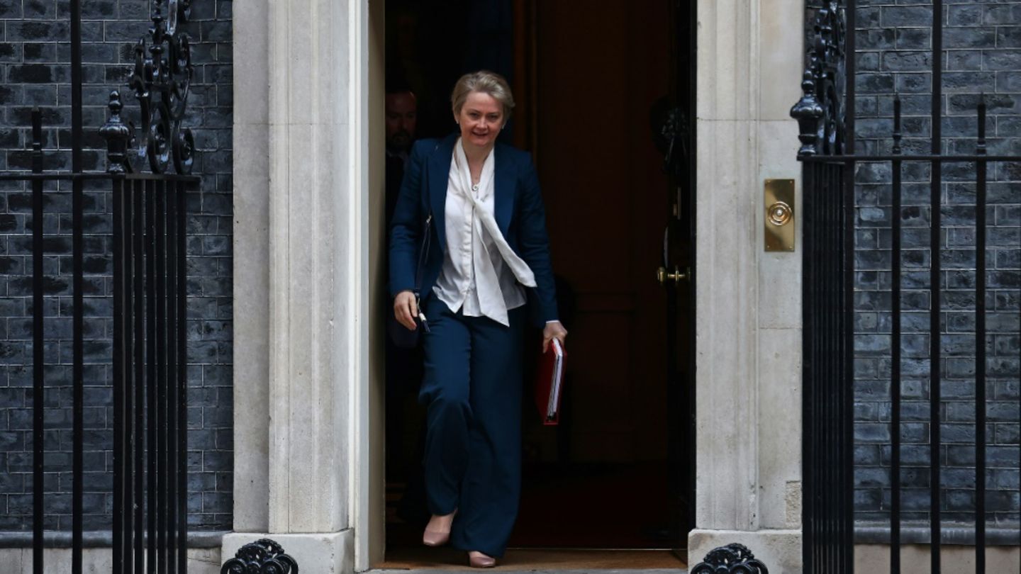 Cooper vor dem Londoner Regierungssitz
