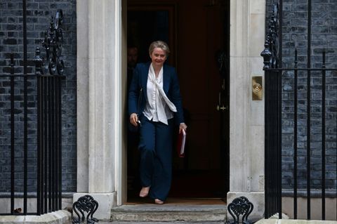 Cooper vor dem Londoner Regierungssitz