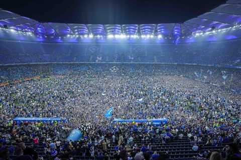 HSV-Fans stürmen nach dem Aufstieg den Rasen des Volksparkstadion