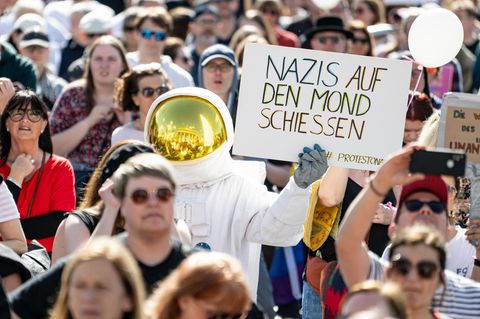Anti-AfD-Proteste: Ein Demonstrant trägt ein Astronauten-Kostüm