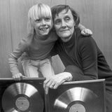 Astrid Lindgren mit Jan Olsson, der "Michel aus Lönneberga" spielte. Sie kniet neben ihm, er legt den Arm um sie