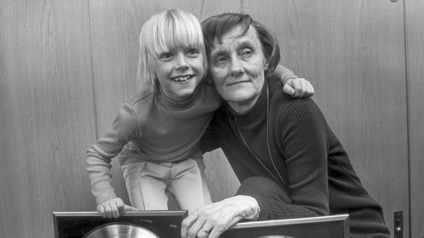 Astrid Lindgren mit Jan Olsson, der "Michel aus Lönneberga" spielte. Sie kniet neben ihm, er legt den Arm um sie