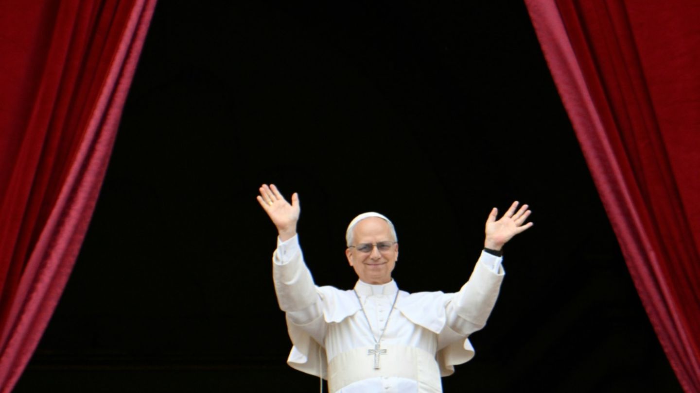 Papst Leo XIV. auf dem Balkon des Petersdoms