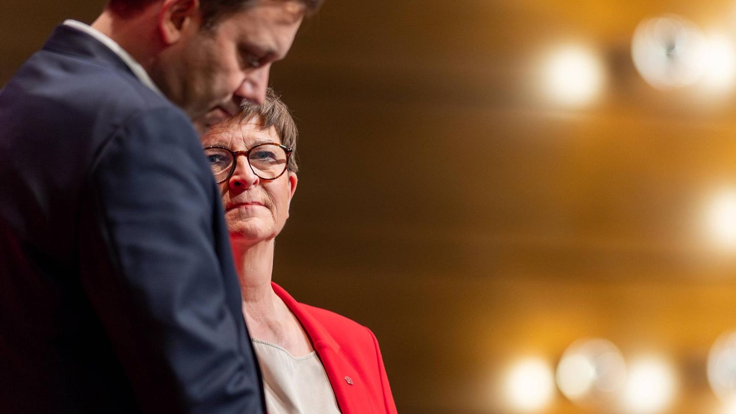 Die SPD-Co-Parteivorsitzende Saskia Esken mit Blick auf Lars Klingbeil: Sie will auf dem Parteitag Ende Juni nicht erneut als Vorsitzende kandidieren