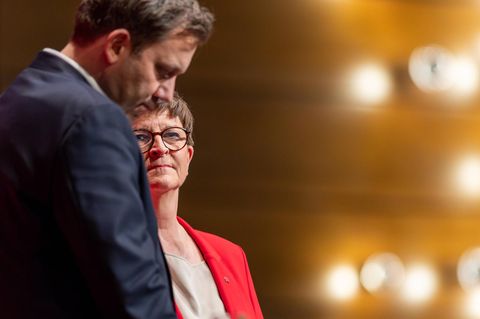 Die SPD-Co-Parteivorsitzende Saskia Esken mit Blick auf Lars Klingbeil: Sie will auf dem Parteitag Ende Juni nicht erneut als Vorsitzende kandidieren