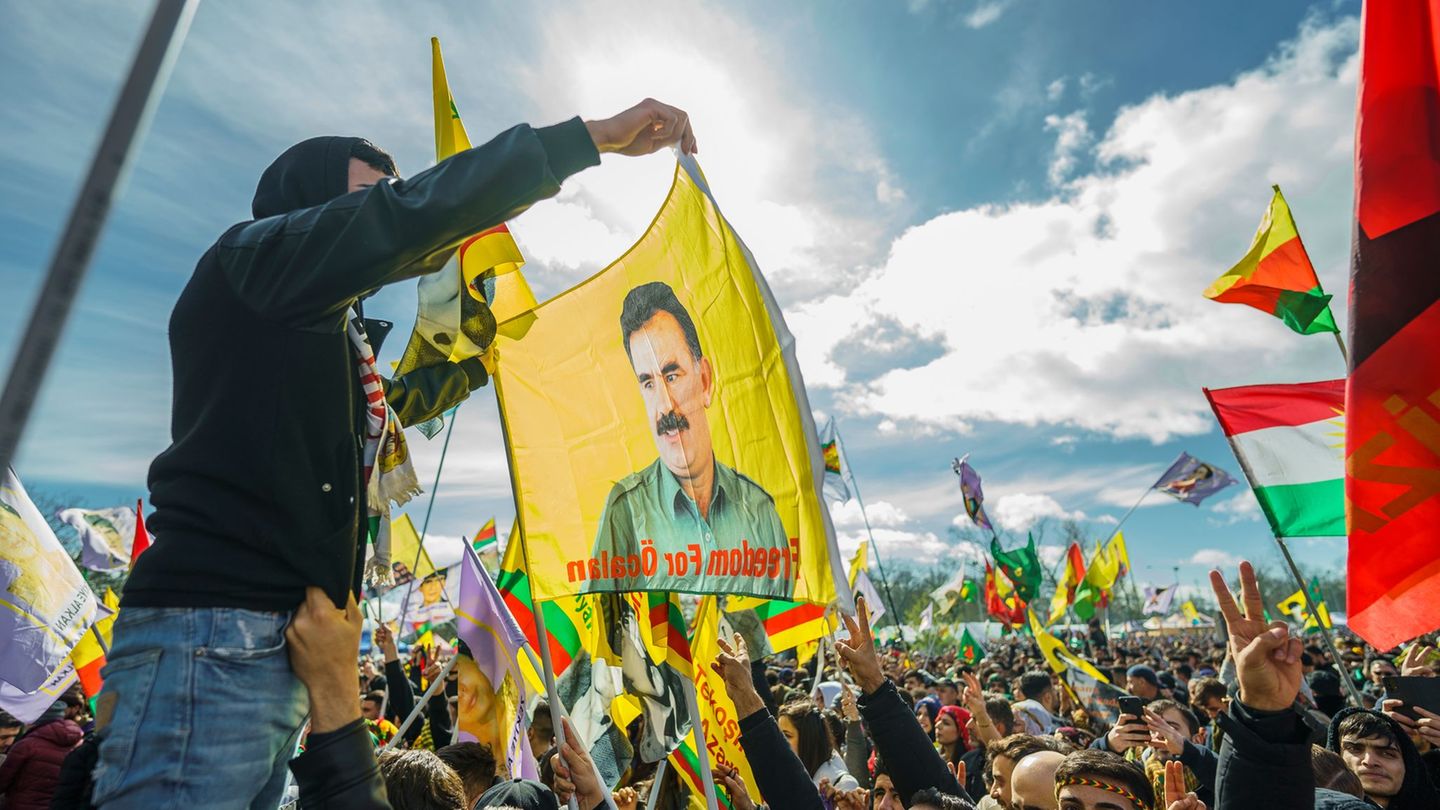 Kurds: Conflict with Turkey: PKK announces resolution