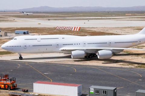 Auf einem Flugplatz steht eine neue Boeing 747