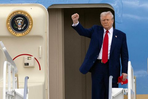 Donald Trump steigt aus der Air Force One und hebt seine Faust in die Luft