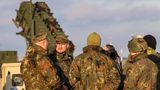 In Polen stationierte deutsche Soldaten transportieren Batterien des Boden-Luft-Abwehrsystems MIM 104 Patriot