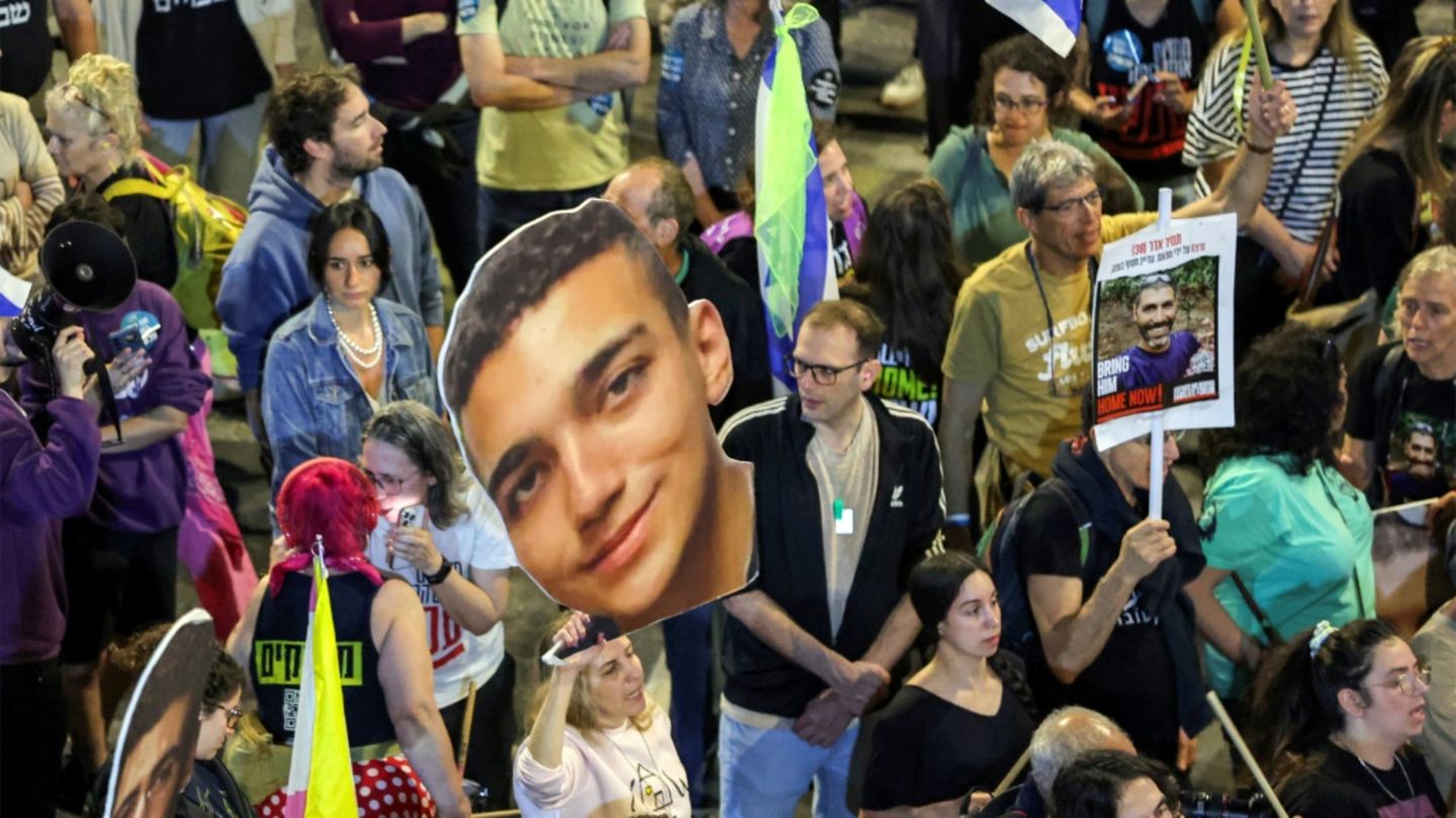Israelischer Protest mit Foto der Geisel Edan Alexander