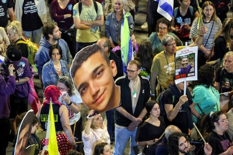 Israelischer Protest mit Foto der Geisel Edan Alexander