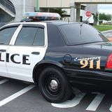 Ford Crown Victoria  Kaum ein Actionfilm kommt ohne den robusten Ford Crown Victoria aus, der mit seinem kantigen Design und seiner imposanten Präsenz Autorität ausstrahlt. Besonders die Variante Police Interceptor ist ein Dauergast auf der Leinwand, erkennbar an ihrer markanten Polizeiwagen-Lackierung mit schwarzen und weißen Farbblöcken. Dieses Fahrzeug rast etwa als Streifenwagen mit Blaulicht durch die spannungsgeladenen Szenen von "Scream 5" oder die actionreichen Straßenszenen von "Black Panther: Wakanda Forever". Auch in David Finchers Thriller "Gone Girl" beweist der Crown Victoria seine Zuverlässigkeit als Einsatzwagen der Polizei. Die robuste Bauweise und die Assoziation mit Gesetzeshütern machen ihn zur guten Wahl für Szenen, die Macht und Kontrolle vermitteln sollen