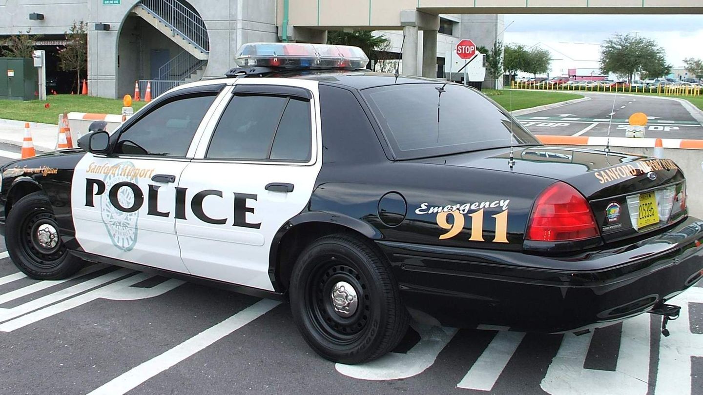 Ford Crown Victoria  Kaum ein Actionfilm kommt ohne den robusten Ford Crown Victoria aus, der mit seinem kantigen Design und seiner imposanten Präsenz Autorität ausstrahlt. Besonders die Variante Police Interceptor ist ein Dauergast auf der Leinwand, erkennbar an ihrer markanten Polizeiwagen-Lackierung mit schwarzen und weißen Farbblöcken. Dieses Fahrzeug rast etwa als Streifenwagen mit Blaulicht durch die spannungsgeladenen Szenen von "Scream 5" oder die actionreichen Straßenszenen von "Black Panther: Wakanda Forever". Auch in David Finchers Thriller "Gone Girl" beweist der Crown Victoria seine Zuverlässigkeit als Einsatzwagen der Polizei. Die robuste Bauweise und die Assoziation mit Gesetzeshütern machen ihn zur guten Wahl für Szenen, die Macht und Kontrolle vermitteln sollen