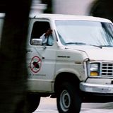 Ford Econoline  Der Ford Econoline ist ein vielseitiger Kleintransporter, der in Action- und Abenteuerfilmen eine zentrale Rolle einnimmt. Mit seinem geräumigen Innenraum transportiert er wichtige Ausrüstung, Tatverdächtige oder ganze Teams in kritischen Situationen. In "Bad Boys: Ride or Die" ist der Econoline ein unverzichtbarer Begleiter für die waghalsigen Missionen von Will Smith und Martin Lawrence, während er in "Jurassic World: Dominion" Bryce Dallas Howard als Claire Dearing sicher durch die gefährliche Welt der Dinosaurier bringt. Sein schlichtes, funktionales Design macht ihn ideal für Szenen, in denen Zuverlässigkeit und Flexibilität gefragt sind