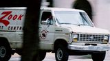 Ford Econoline  Der Ford Econoline ist ein vielseitiger Kleintransporter, der in Action- und Abenteuerfilmen eine zentrale Rolle einnimmt. Mit seinem geräumigen Innenraum transportiert er wichtige Ausrüstung, Tatverdächtige oder ganze Teams in kritischen Situationen. In "Bad Boys: Ride or Die" ist der Econoline ein unverzichtbarer Begleiter für die waghalsigen Missionen von Will Smith und Martin Lawrence, während er in "Jurassic World: Dominion" Bryce Dallas Howard als Claire Dearing sicher durch die gefährliche Welt der Dinosaurier bringt. Sein schlichtes, funktionales Design macht ihn ideal für Szenen, in denen Zuverlässigkeit und Flexibilität gefragt sind