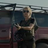 Toyota Land Cruiser  Der Toyota Land Cruiser ist der Inbegriff eines Geländewagens für Extremsituationen, bekannt für seine unübertroffene Robustheit und Geländetauglichkeit. In Kriegs- oder Endzeit-Szenarien ist er die erste Wahl, wenn es darum geht, unwirtliches Terrain zu meistern. In Guy Ritchie’s "The Covenant" dient der Land Cruiser als verlässliches Wüstenfahrzeug, das Soldaten durch gefährliche Gefechtszonen bringt, während er in "Insidious: The Red Door" an der Seite von Patrick Wilson für eine düstere Atmosphäre sorgt. Seine wuchtige Erscheinung und die Fähigkeit, extreme Bedingungen zu überstehen, machen ihn ideal für Filme, die Abenteuer und Überlebenskampf thematisieren