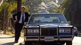 Lincoln Town Car  Das Lincoln Town Car ist der Inbegriff amerikanischer Luxuslimousinen und war jahrzehntelang das Fahrzeug der Wahl für Chauffeurdienste in Metropolen wie New York, wo der Modellname zum Synonym für Eleganz und Prestige wurde. In Filmen transportiert das Town Car oft VIPs oder Geschäftsleute und verleiht Szenen einen Hauch von Klasse. Im Michael-Jordan-Biopic "Air" dient es Matt Damons Charakter als stilvolles Transportmittel, das seine Bedeutung unterstreicht. Als weiße Stretchlimousine stiehlt es in der Komödie "21 Jump Street" die Show, wo es für humorvolle und extravagante Momente sorgt. Mit seinem großzügigen Innenraum und der glänzenden Karosserie ist das Town Car ein zeitloses Symbol für Luxus und Macht