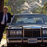 Lincoln Town Car  Das Lincoln Town Car ist der Inbegriff amerikanischer Luxuslimousinen und war jahrzehntelang das Fahrzeug der Wahl für Chauffeurdienste in Metropolen wie New York, wo der Modellname zum Synonym für Eleganz und Prestige wurde. In Filmen transportiert das Town Car oft VIPs oder Geschäftsleute und verleiht Szenen einen Hauch von Klasse. Im Michael-Jordan-Biopic "Air" dient es Matt Damons Charakter als stilvolles Transportmittel, das seine Bedeutung unterstreicht. Als weiße Stretchlimousine stiehlt es in der Komödie "21 Jump Street" die Show, wo es für humorvolle und extravagante Momente sorgt. Mit seinem großzügigen Innenraum und der glänzenden Karosserie ist das Town Car ein zeitloses Symbol für Luxus und Macht