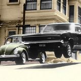 Dodge Charger  Der Dodge Charger ist ein schnittiger Sportwagen, der für Geschwindigkeit, Kraft und pure Dominanz steht – perfekt für atemberaubende Verfolgungsjagden. Sein aggressives Design und das markante Brummen des Motors machen ihn sofort erkennbar. In dem Horrorfilm "Smile" braust der Charger durch unheimliche Szenen, während er in der Actionkomödie "Day Shift" mit Jamie Foxx spektakulär durch Straßenschluchten driftet. Zur Legende wurde der Wagen bereist in "Bullit". Seine muskulöse Silhouette und die rohe Power verleihen ihm einen einzigartigen Wiedererkennungswert