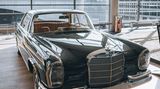 Mercedes S-Klasse  Die Mercedes S-Klasse ist die ultimative Luxuslimousine, die in Hollywood für Reichtum, Macht und technologische Raffinesse steht. Ob für wohlhabende Unternehmer, skrupellose Bösewichte oder elegante Agenten – die S-Klasse ist das Fahrzeug der Wahl, wenn es um Stil und Status geht. Ihr schlankes Design und die hochmoderne Ausstattung machen sie zur perfekten Kulisse für Szenen, die Prestige ausstrahlen sollen. In Christopher Nolans Spionagethriller "Tenet" unterstreicht die S-Klasse die glamouröse Welt internationaler Intrigen, während sie in "The Gray Man" mit Ryan Gosling und Ana de Armas als stilvolles Transportmittel für Topagenten dient. Selbst in der Teeniekomödie "Do Revenge" sorgt sie für einen Hauch von Extravaganz, wenn reiche Highschoolschüler ihre Macht demonstrieren
