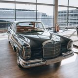 Mercedes S-Klasse  Die Mercedes S-Klasse ist die ultimative Luxuslimousine, die in Hollywood für Reichtum, Macht und technologische Raffinesse steht. Ob für wohlhabende Unternehmer, skrupellose Bösewichte oder elegante Agenten – die S-Klasse ist das Fahrzeug der Wahl, wenn es um Stil und Status geht. Ihr schlankes Design und die hochmoderne Ausstattung machen sie zur perfekten Kulisse für Szenen, die Prestige ausstrahlen sollen. In Christopher Nolans Spionagethriller "Tenet" unterstreicht die S-Klasse die glamouröse Welt internationaler Intrigen, während sie in "The Gray Man" mit Ryan Gosling und Ana de Armas als stilvolles Transportmittel für Topagenten dient. Selbst in der Teeniekomödie "Do Revenge" sorgt sie für einen Hauch von Extravaganz, wenn reiche Highschoolschüler ihre Macht demonstrieren