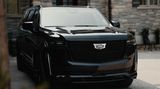 Cadillac Escalade  Der Cadillac Escalade ist ein Paradebeispiel für die amerikanische SUV-Kultur – groß, imposant und ein klares Zeichen von Wohlstand. Mit seiner wuchtigen Erscheinung und dem luxuriösen Innenraum hat sich der Escalade in Gangster- und Agentenfilmen als bevorzugtes Fahrzeug für Milliardäre, Waffenschieber oder Prominente etabliert. In der Vampir-Komödie "Renfield" fährt der Escalade an der Seite von Nicolas Cage und verleiht den Szenen einen Hauch von düsterem Glanz, während er in "The Man from Toronto" als Dienstfahrzeug für actionreiche Missionen brilliert. Sein chromglänzendes Äußeres und die dominante Präsenz machen aus ihm das ideale Auto, um in Filmen Macht und Einfluss zu betonen