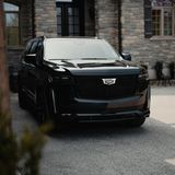 Cadillac Escalade  Der Cadillac Escalade ist ein Paradebeispiel für die amerikanische SUV-Kultur – groß, imposant und ein klares Zeichen von Wohlstand. Mit seiner wuchtigen Erscheinung und dem luxuriösen Innenraum hat sich der Escalade in Gangster- und Agentenfilmen als bevorzugtes Fahrzeug für Milliardäre, Waffenschieber oder Prominente etabliert. In der Vampir-Komödie "Renfield" fährt der Escalade an der Seite von Nicolas Cage und verleiht den Szenen einen Hauch von düsterem Glanz, während er in "The Man from Toronto" als Dienstfahrzeug für actionreiche Missionen brilliert. Sein chromglänzendes Äußeres und die dominante Präsenz machen aus ihm das ideale Auto, um in Filmen Macht und Einfluss zu betonen