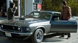 Ford Mustang  Der Ford Mustang ist eine der größten Ikonen der amerikanischen Autokultur, ein Symbol für Freiheit, Kraft und zeitlosen Stil. Mit seinem aggressiven Design und der unverkennbaren Motorleistung ist der Mustang ein Favorit in Filmen, die Geschwindigkeit und Abenteuer feiern. In "Fast X", dem jüngsten Teil der "Fast and Furious"-Reihe, liefert der Mustang spektakuläre Verfolgungsjagden, während er in Guy Ritchies Agententhriller "Operation Fortune" an der Seite von Jason Statham für Adrenalin sorgt. Sein schlankes Profil und die kraftvolle Ausstrahlung machen ihn ideal für Szenen, die Individualität und Rebellion betonen. Im Bild steht John Wick (Keanu Reeves) mit seinem geliebten Mustang an einer Tankstelle