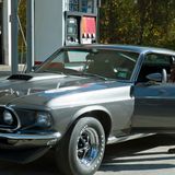 Ford Mustang  Der Ford Mustang ist eine der größten Ikonen der amerikanischen Autokultur, ein Symbol für Freiheit, Kraft und zeitlosen Stil. Mit seinem aggressiven Design und der unverkennbaren Motorleistung ist der Mustang ein Favorit in Filmen, die Geschwindigkeit und Abenteuer feiern. In "Fast X", dem jüngsten Teil der "Fast and Furious"-Reihe, liefert der Mustang spektakuläre Verfolgungsjagden, während er in Guy Ritchies Agententhriller "Operation Fortune" an der Seite von Jason Statham für Adrenalin sorgt. Sein schlankes Profil und die kraftvolle Ausstrahlung machen ihn ideal für Szenen, die Individualität und Rebellion betonen. Im Bild steht John Wick (Keanu Reeves) mit seinem geliebten Mustang an einer Tankstelle