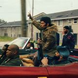 Chevrolet Impala  Der Chevrolet Impala ist ein vielseitiges Fahrzeug, das von klassischen Oldtimern bis zu modernen Neuauflagen reicht und in Filmen sowohl als Familienkutsche als auch als Gangsterauto eingesetzt wird. Seine elegante Linienführung und robuste Zuverlässigkeit machen ihn zur guten Wahl für unterschiedlichste Szenarien. In der Science-Fiction-Komödie "They Cloned Tyrone" fährt der Impala mit John Boyega und Jamie Foxx durch skurrile Abenteuer, während er in Michael Bays Actionthriller "Ambulance" eine zentrale Rolle in atemberaubenden Verfolgungsjagden spielt. Der Impala bringt Charakter und Authentizität auf die Leinwand