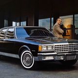 Chevrolet Caprice  Der Chevrolet Caprice ist ein Klassiker, der vor allem in Retro-Settings als Polizeiwagen oder Chauffeurs-Limousine glänzt und Verfolgungsjagden im Stil alter Krimis prägt. Sein massives Design und die nostalgische Ausstrahlung machen ihn ideal für Szenen, die eine Verbindung zur Vergangenheit herstellen. Im Horrorfilm "Longlegs" dient der Caprice als Fahrzeug der FBI-Agentin Lee Harker (Maika Monroe) und verstärkt die unheimliche Atmosphäre, während er in "Barbarian" an der Seite von Bill Skarsgård für düstere Spannung sorgt. Seine wuchtige Präsenz und die Assoziation mit Gesetzeshütern oder zwielichtigen Figuren machen ihn zu einem Favoriten in Thrillern und Horrorfilmen