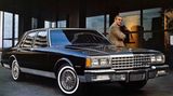 Chevrolet Caprice  Der Chevrolet Caprice ist ein Klassiker, der vor allem in Retro-Settings als Polizeiwagen oder Chauffeurs-Limousine glänzt und Verfolgungsjagden im Stil alter Krimis prägt. Sein massives Design und die nostalgische Ausstrahlung machen ihn ideal für Szenen, die eine Verbindung zur Vergangenheit herstellen. Im Horrorfilm "Longlegs" dient der Caprice als Fahrzeug der FBI-Agentin Lee Harker (Maika Monroe) und verstärkt die unheimliche Atmosphäre, während er in "Barbarian" an der Seite von Bill Skarsgård für düstere Spannung sorgt. Seine wuchtige Präsenz und die Assoziation mit Gesetzeshütern oder zwielichtigen Figuren machen ihn zu einem Favoriten in Thrillern und Horrorfilmen